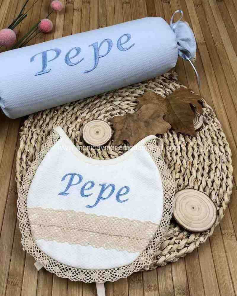 pack cojin antivuelco y babero bordados