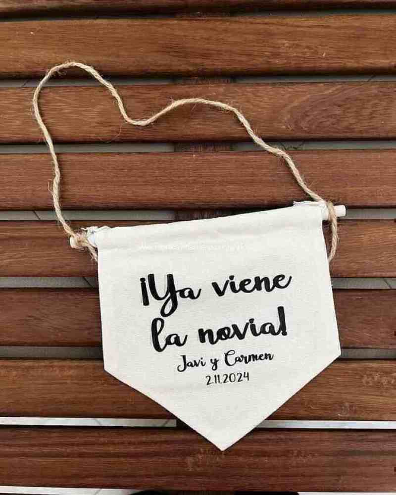 Cartel bandera ya viene la novia