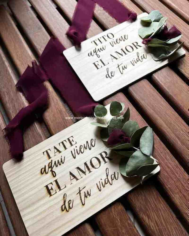 Cartel de madera ya viene la novia