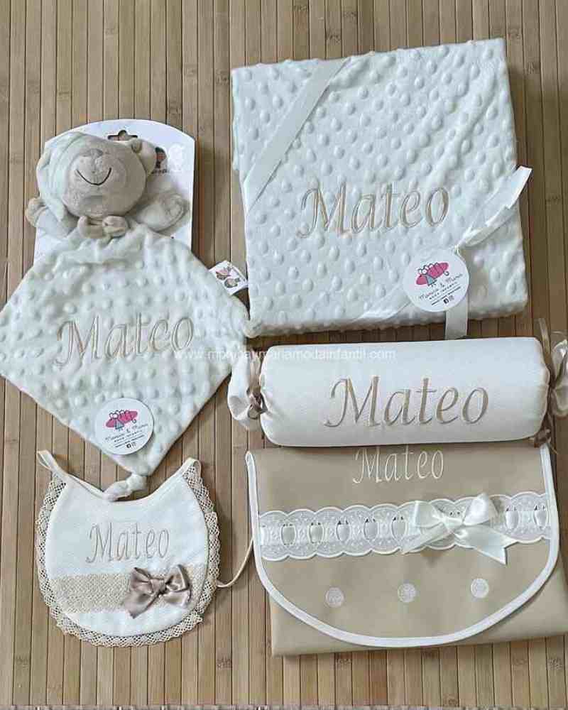 Pack duo-duo, manta, caramrelo antivuelco, babero y cambiador