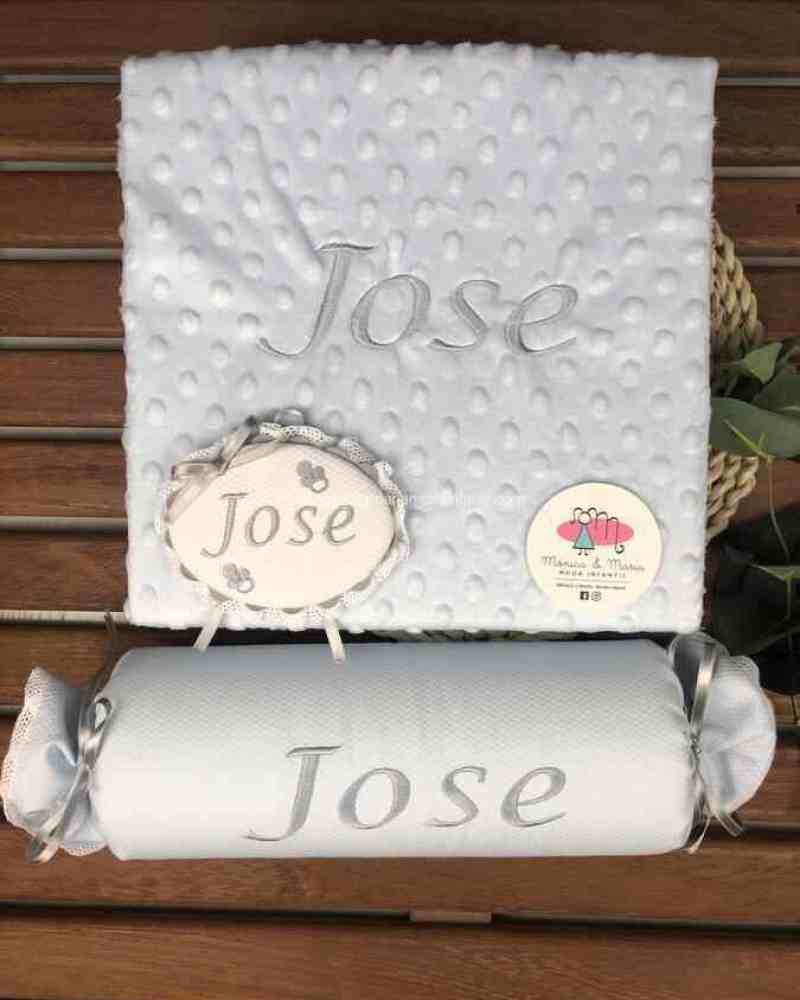 pack manta, broche y cojín antivuelco bordados