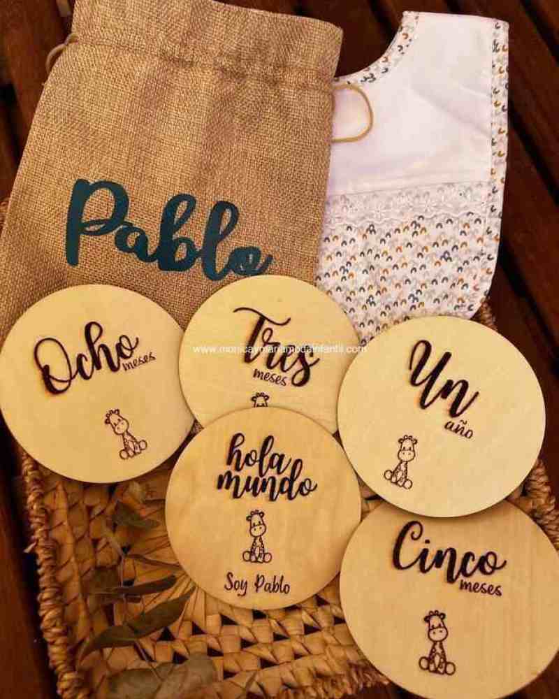 Placa  de madera cumple mes bebé