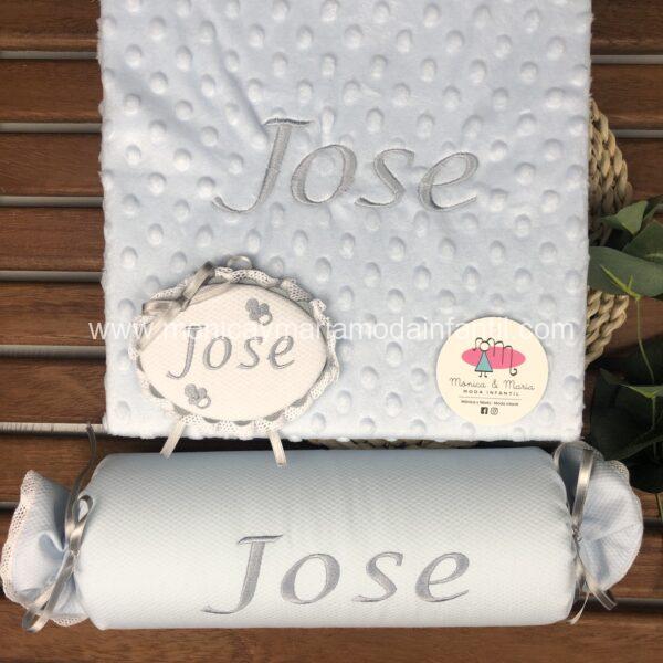 pack manta, broche y cojín antivuelco bordados