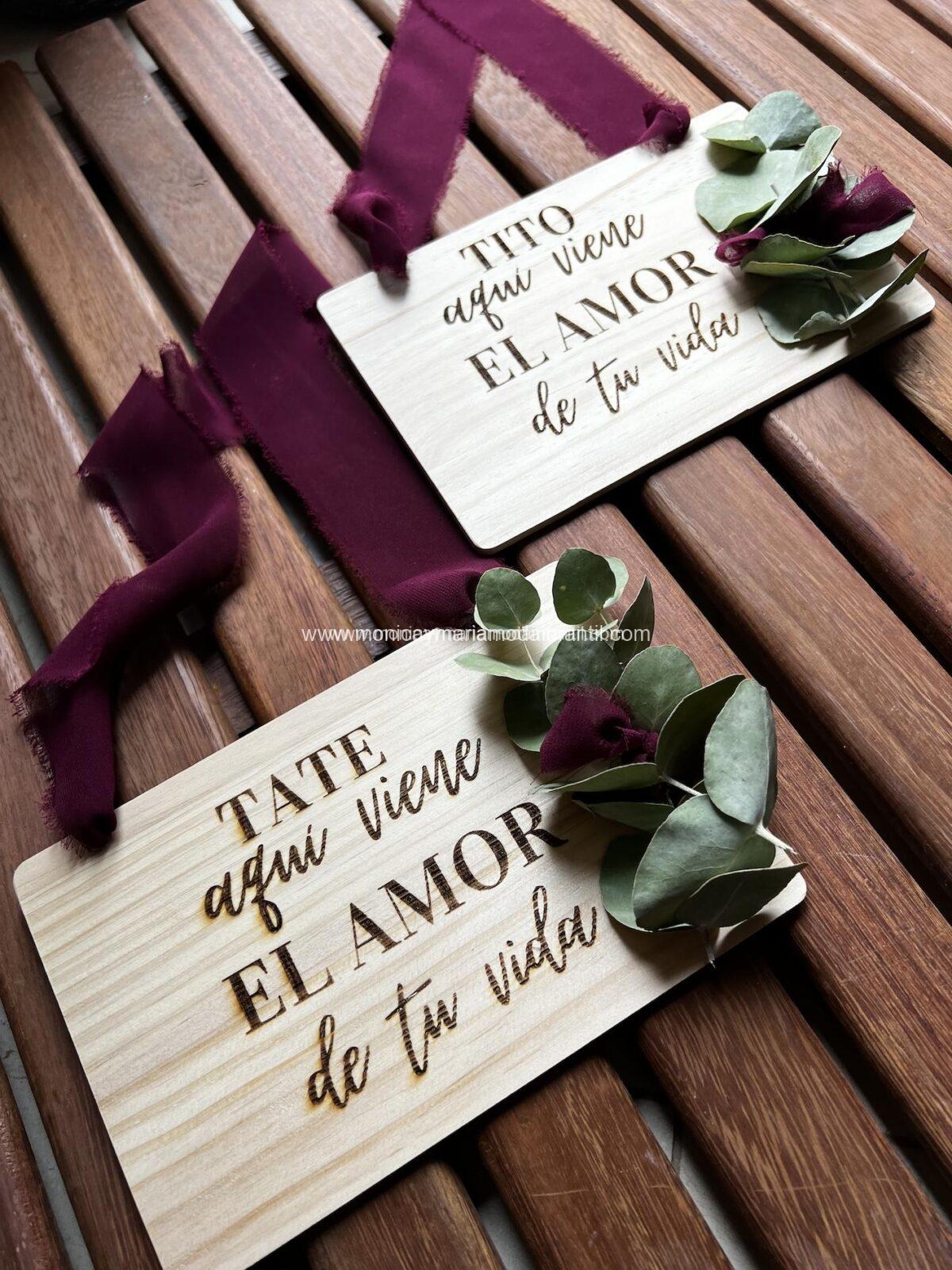 Cartel de madera ya viene la novia