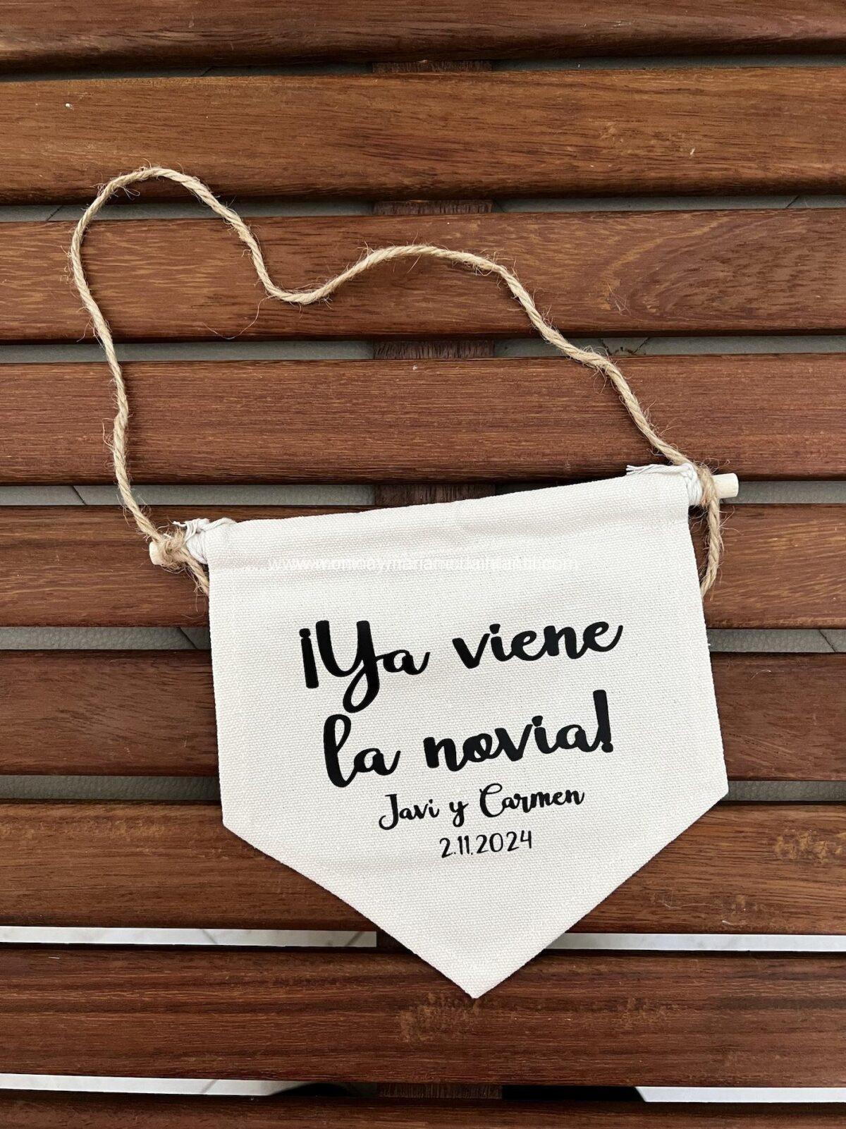 Cartel bandera ya viene la novia